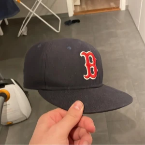 New Era Keps(Blå) - Säljer nu denna pågrund av bytt stil så har ingen användning av den. Användes under 1 månad ungefär så den är i bra skick. Ny pris 550kr