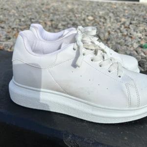 Sneakers  - Snygga sneakers från NLY shoes, i storlek 37. Säljer pga att de var i fel storlek💕