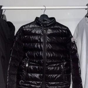 Moncler jacka  - Hej säljer min moncler jacka som jag har använt hösten 2023 ett par gånger. Jackan har inga hål eller skador (som ny). Jackan är i storlek M men passar bra S med.  Lappar finns kvar ifall man önskar sig det och kvittot finns. Mvh