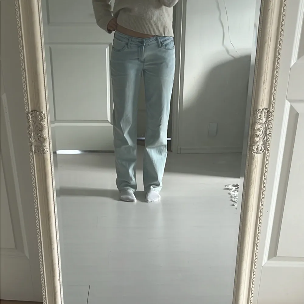 Snygga lågmidjade raka lee jeans🤍köpta förra året och använda ett fåtal gånger. Jag är 170cm lång🤍De är väldigt sköna och i ett väldigt bra skick! . Jeans & Byxor.