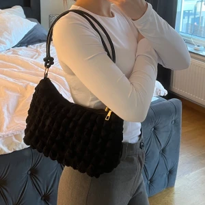 Väska - Säljer nu denna fina väska som tyvärr inte kommit till någon användning. oanvänd!💕