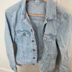 Jeans jacka 🩵 - En jättefin jeansjacka till vår/sommar🩵