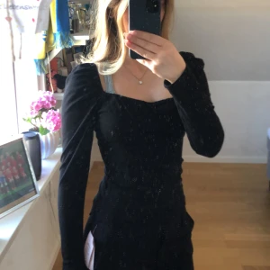 Festtröja - Svart tröja med puffärmar, ribbat tyg, använd få gånger