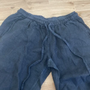 Low waist linnebyxor - Low waist, strechig midjelinje, skriv först om intresserad 