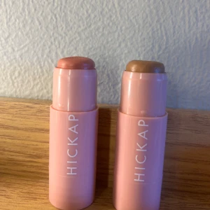 Hickap wonderstick - Bronzer i färgen golfen truffle och blushen i vintage rose🩷fin använda och mycket produkt kvar eftersom de är väldigt dryga så behöver man inte så mycket produkt! köp båda för 350 eller en för 150☺️