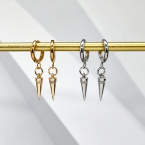 Handgjorda örhängen  - Handgjorda örhängen ● Material- 100% rostfritt stål , silverpläterad och guldpläterad ●Örhängeskrokar - diameter-12mm!! rostfritt stål●Längd -3cm Vattentåliga, ändrar inte färgen! Köp för 50kr/st eller 100kr/paret. Följ :@ekjewelryofficial🤲   