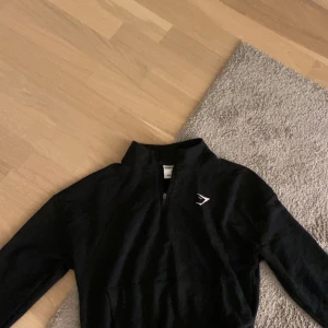 Gymsharktröja  - Croppad gymsharktröja som är köpt här på Plick, passade tyvärr inte!