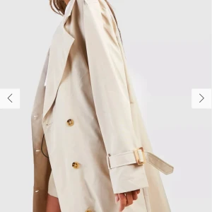 Trenchcoat - Från boohoo.  Prislapp kvar då kappan är för lång på mig som är 158 cm