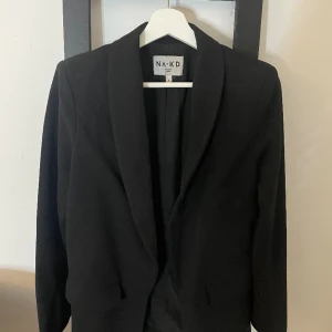 NA-KD blazer  - Svart oversized blazer från NA-KD. Nypris 699kr säljer för 200kr + frakt.