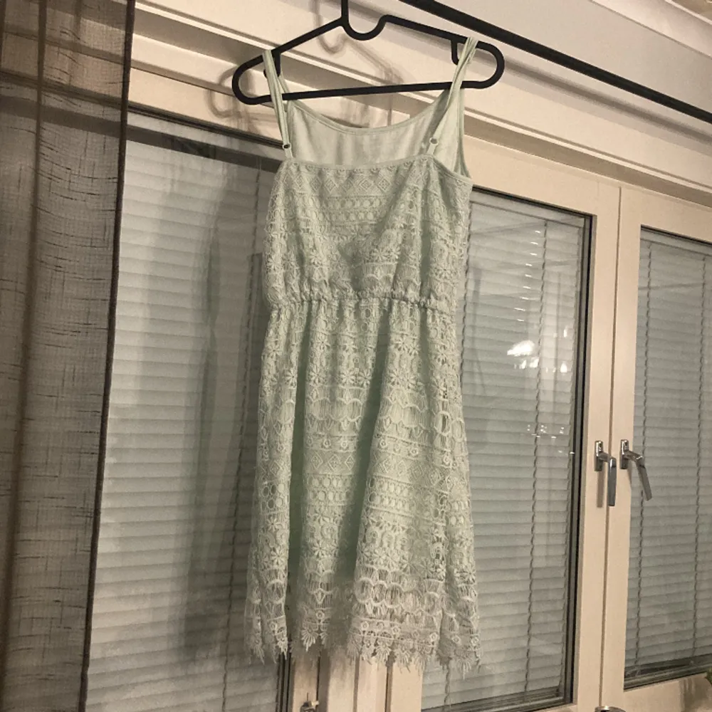 Säljer denna fina fina klänning ❤️❤️ är förliten för migggg, färgen är mint grön . Klänningar.