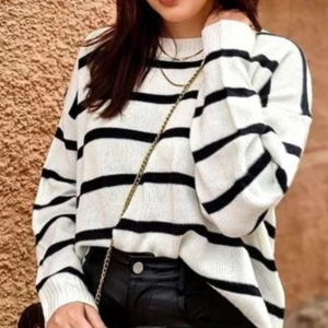 Randig stickad tröja  - Vit svart randig tröja