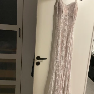 Festklänning - Jätte fint festklänning som jag hade på mig som brudtärna i 2 timmar . 