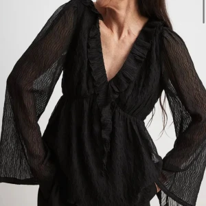 Söt blus från nakd - Helt ny, fel köp storlek 36.  Nypris 399 kr Egna bilder kan fås vid intresse:)