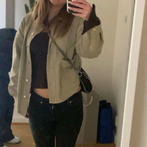 Grön jeansjacka från Zara - Säljer nu min oanvända gröna (ljusmilitärgröna) jeans jacka!! Köpte förra året under sommaren men har aldrig använt den. Passformen är lite baggy och passar så fint me färgen, skit snygg men passar inte på mig tyvärr. En Skriv gärna vid funderingar💚😊