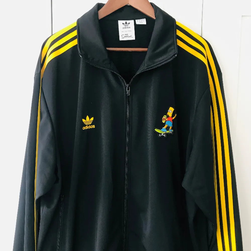 Säljer denna snygga Adidas Jacket som är helt ny och aldrig haft den på mig.   Men's adidas originals x The Simpsons Sports Stand Collar Logo Jacket Black HA5814 www.kickscrew.com  Finns i centrala Borås.  Köparen står för frakten  . Jackor.