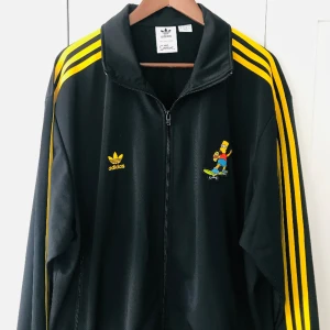 Adidas Jacket  - Säljer denna snygga Adidas Jacket som är helt ny och aldrig haft den på mig.   Men's adidas originals x The Simpsons Sports Stand Collar Logo Jacket Black HA5814 www.kickscrew.com  Finns i centrala Borås.  Köparen står för frakten  