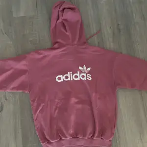 Rosa adidas hoodie. Har använt plagget få antal gånger. Strl S