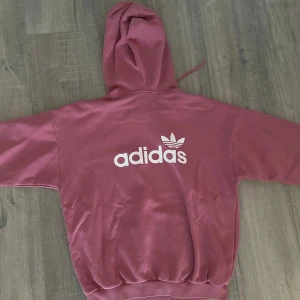 Adidas hoodie  - Rosa adidas hoodie. Har använt plagget få antal gånger. Strl S