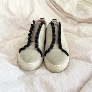 Söta skor - Jättefina k cobler sneakers i mocha ish med as söta detaljer, köpta för 1000kr men är öppen för prisförslag !