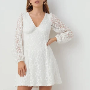 Vit klänning  - Använd en gång, passar perfekt till studenten🤍som ny, inga defekter