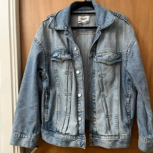 Jacka - Jeans jacka fr.Weekday storlek XS passar till M och L också 