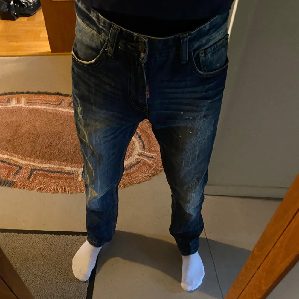 Ett par dsquared jeans i topp skick utan defekter ( skick 10/10) den har en skit snygg tvätt och design men säljer för att dom inte ritkigt är min storlek. Jeans & Byxor.
