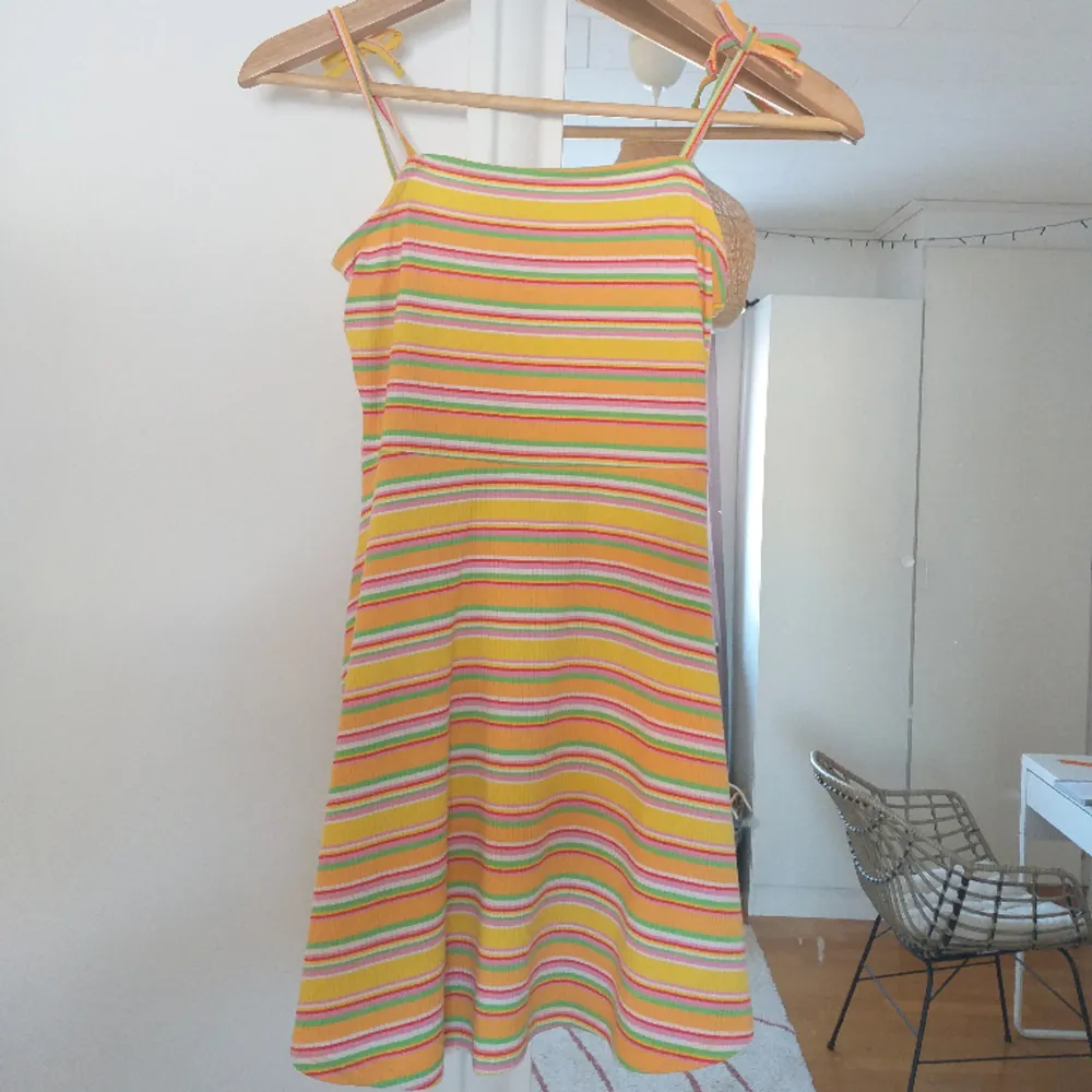 Säljer denna klänningen som passar perfekt till sommaren. Bara att skriva om du har några funderingar💕. Klänningar.