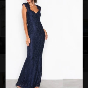 Långklänning/balklänning  - Jag säljer min balklänning från Nelly. Klänningen är endast använd en gång så den är i princip i nyskick. Jag är 172 cm lång och den sitter perfekt på mig. Den går även att sy upp. Storlek XS men passar mig som normalt har S. Nypris 999kr.💙