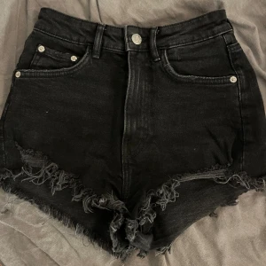 Jeansshorts zara - Storlek 32, passar även xs. Endast använda en gång. Skriv om ni undrar något 😊