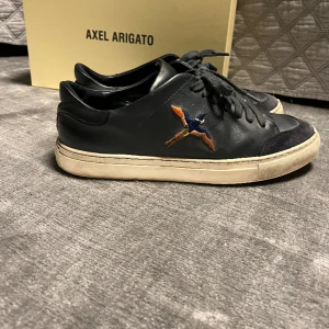 Axel Arigato skor  - Hej! Säljer nu ett par Axel Arigato skor som ej kommer till användning. Köpt förra året på miinto för 2400kr. Mitt pris 799kr men kan diskuteras vid snabb affär. Skick 7/10 pågrund av crease märken. Hör av dig vid fråga