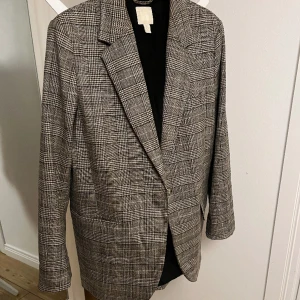 Kavaj - Kavaj från H&M. Bra skick, storlek 36. Köparen står för frakten