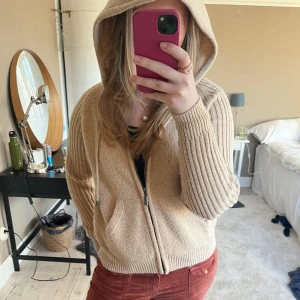 Stickad hoodie - Supersnygg stickad hoodie💛nästan aldrig använd