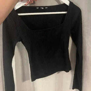 Ribbad urringad långärmad - En svart ribbad långärmad med en urringning, använt 1-2 gånger så den är som ny! Köpt på H&M i storlek XS🩷