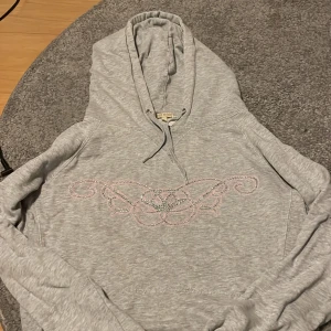 Grå hoodie med rhinestones - Majoriteten av rhinestonsen är kvar, pris kan diskuteras. 