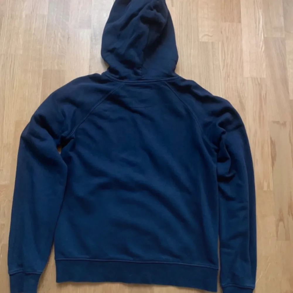 En jättefin mörkblå zip hoodie som inte kommer till användning 💘💘. Hoodies.