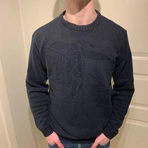 Säljer denna sjukt fina Burberry tröjan med loggan broderat över magen! | Fint skick utan defekter! | Storlek M. | Ställ gärna frågor innan du köper!