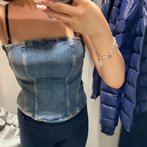 Zara jeans topp - Säljer min jeanstopp från zara för att den var för liten för mig💗 Har bara testat och prislappen är kvar💞 Köpte för 329 säljer den för 250💘