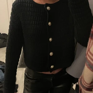Svart kofta  - Superfin trendig kofta i stickad