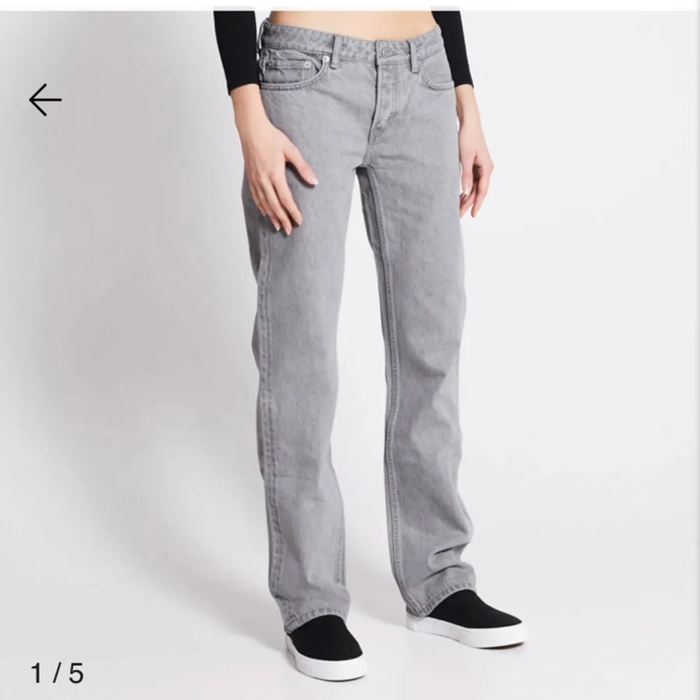 Säljer mina snygga gråa jeans från Lager 157. De har använts några gånger men är i väldigt fint skick! De står att de ska vara low waist men skulle mer säga att de är mid waist. Nypris var 400kr. Kan självklart ta egna bilder, bara att fråga efter!🫶🏻 . Jeans & Byxor.
