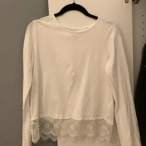 Spets tröja - Fin tröja med spets använd knappt, köpte för 200 säljer för 100kr, storlek 158/164 men passar xs❤️