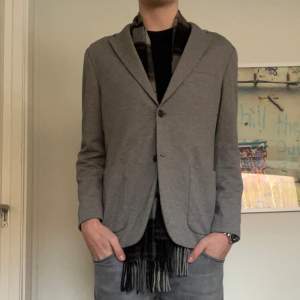 Blazer/kofta/cardigan ifrån ”Uniqlo” i storlek S/M! Passar bra på mig som är ca 180cm lång! Köptes för 800kr, knappt använd. Perfekt nu till våren att bara slänga på över en t shirt! Hör av dig vid funderingar!!