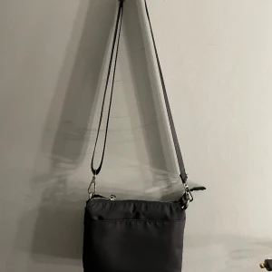 Väska  - Rymlig väska med många fack  Köparen står för frakten 📦