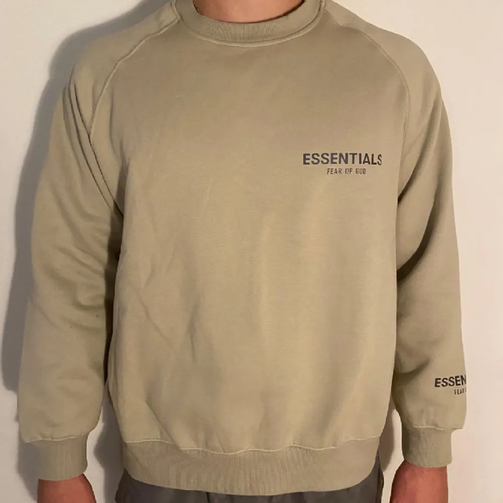 FoG Essentials Matcha Sweatshirt som nytt 👌. Perfekt inför våren. Size L, passar mig perfekt (180cm och 80kg) 🤙. Hoodies.