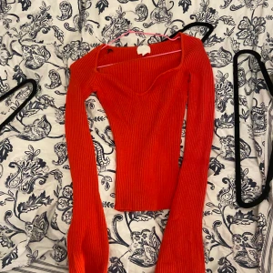 Röd topp - Röd topp med långa armar