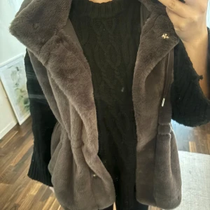 Pälsväst - Mysig grå pälsväst storlek L men passar mig som har S vanligtvis den sitter oversized 