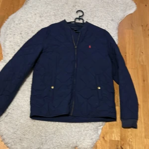 Polo Ralph laruen  - Hej och välkomna till Upresell jag säljer nu min polo Ralph laruen bomberjacka inte väldigt bra skick. Tveka inte på att höra av angående jackan 
