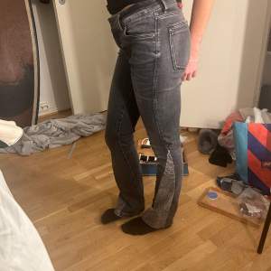 skit coola lågmidjade jeans från zara! om sydda till bootcut! storlek 36