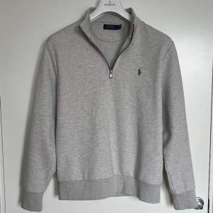 Ralph Lauren Half-Zip Grey Sweater. Size M. In a good condition without defects. Retail price is around 1900 kr. Selling only from Plick 