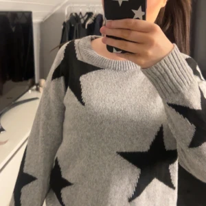 tröja med stjärnor  - jättefin stickad tröja med stjärnor på! aldrig använd, pris går att diskuteras 