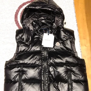 Moncler bormes väst - Säljer min väst i storlek 5 passar L och xl Inget fel med den eller något vill bara köpa något nytt till sommaren Byten går också bra Har dock tappat kvittot så säljer billigt men koden som man skriver in på moncler hemsida bevisar att den är äkta 